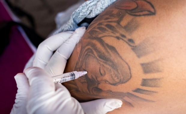 Szczepienia przeciw Covid-19 płatne? Taki scenariusz rozważa rząd