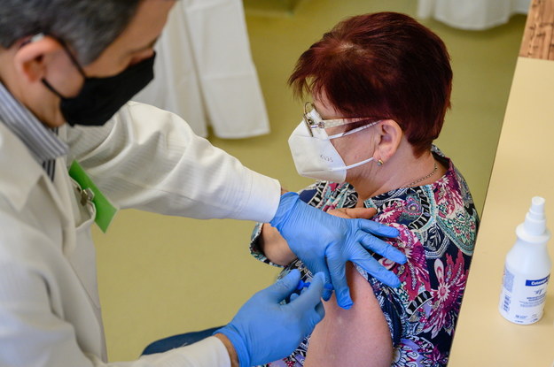 Szczepienia przeciw Covid-19 rozpoczęły się w Polsce pod koniec grudnia 2020 roku /Tamas Vasvari /PAP/EPA