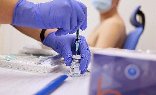 Szczepienia przeciw Covid-19. Rząd chce skrócić okres między dawkami