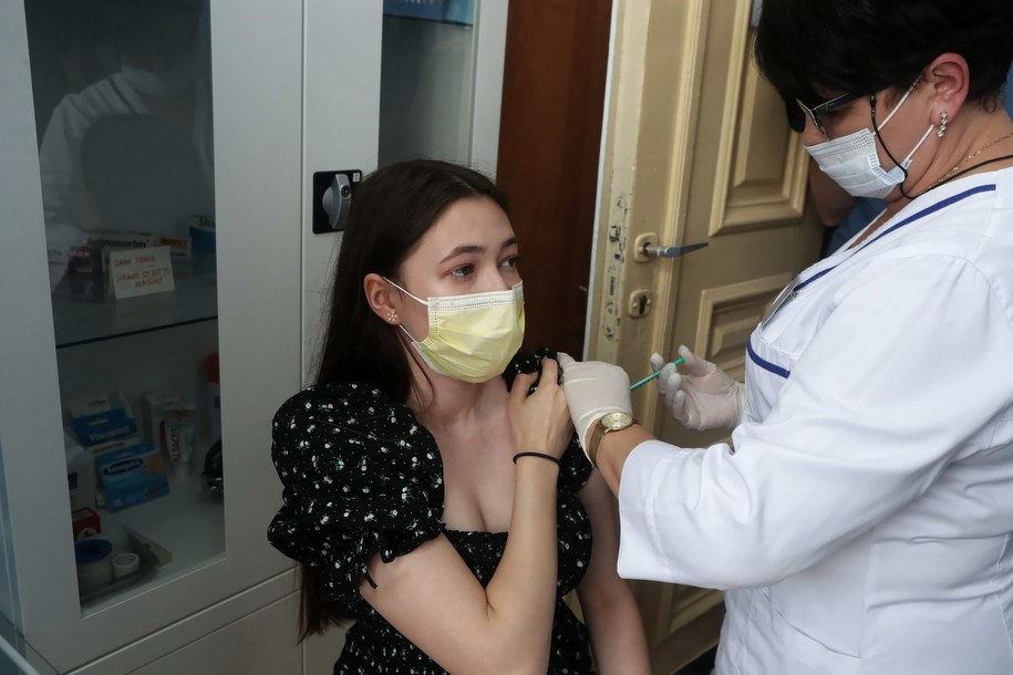 Szczepienia przeciw Covid-19 uczniów IV Liceum Ogólnokształcącego w Łodzi /Roman Zawistowski /PAP