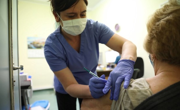 Szczepienia przeciw Covid-19 w Polsce: Do końca marca miało być 9 mln dawek, będzie znacznie mniej 