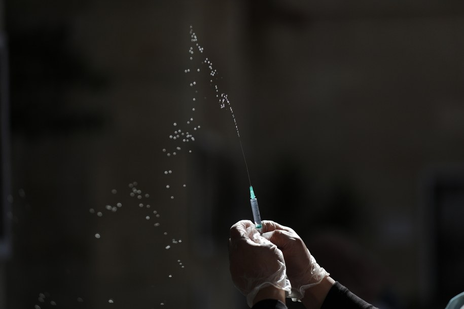 Szczepienia przeciw Covid-19 w Polsce trwają od grudnia 2020 roku. /ABIR SULTAN /PAP/EPA