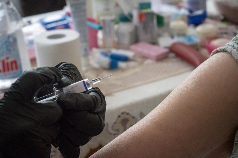 Szczepienia przeciw grypie w tym roku cieszą się wyjątkowym zainteresowaniem /Jacek Dominski/REPORTER /Reporter
