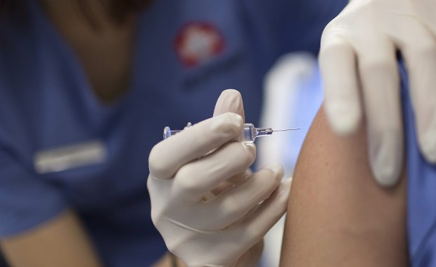 Szczepienia przeciw grypie za darmo? Ministerstwo Zdrowia analizuje, kogo objąć refundacją