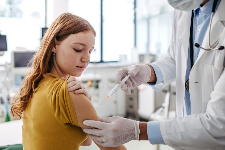 Szczepienia przeciw wirusowi HPV. Zmiany w programie /Halfpoint /Shutterstock