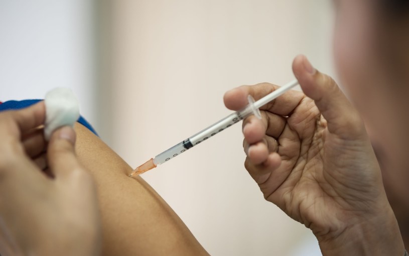 Szczepienia przeciwko grypie sezonowej poza wirusami tej choroby częściowo mogą też chronić przed koronawirusami SARS-CoV-2 /123RF/PICSEL
