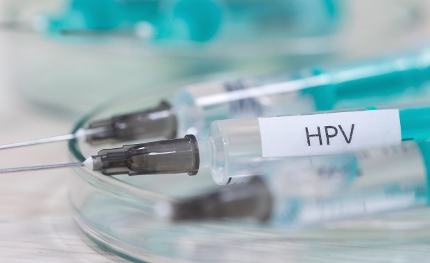 Szczepienia przeciwko HPV dla części nastolatków. Jak będą zorganizowane? 