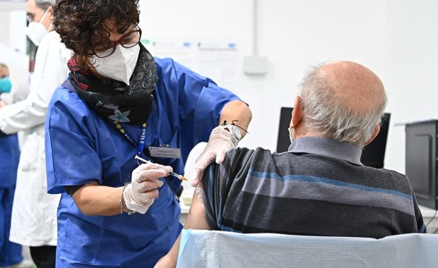 "Szczepienia ratują życie". CIR i eksperci reagują na stanowisko episkopatu ws. szczepionek