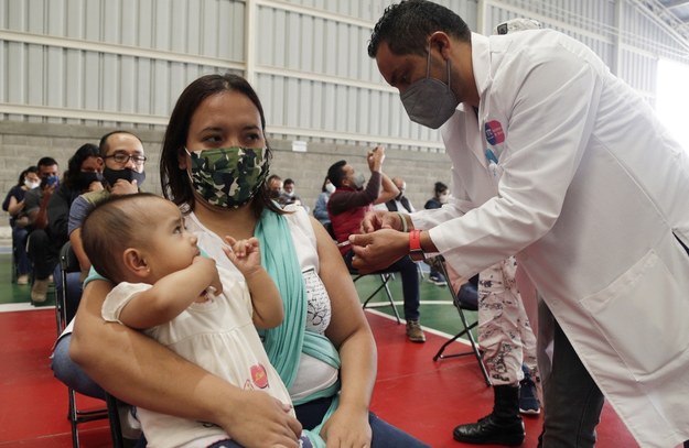 Szczepienia w Meksyku /Luis Ramirez /PAP/EPA