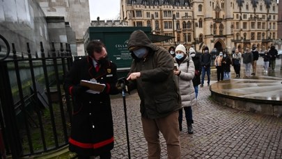 Szczepienia w Opactwie Westminsterskim. Ponad 17 tys. nowych zakażeń w Polsce [RELACJA]