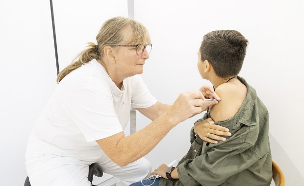 Szczepienia w szkołach. MEiN informuje, ilu rodziców złożyło deklaracje