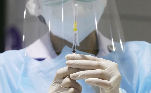 Szczepienia zapobiegły 60 tys. zgonów w Anglii