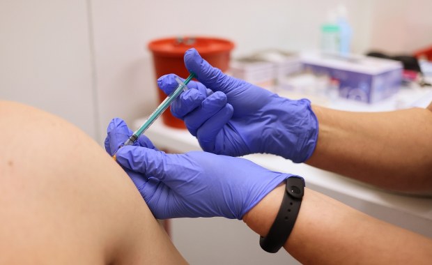 Szczepienie ozdrowieńców. Stanowisko ministra zdrowia