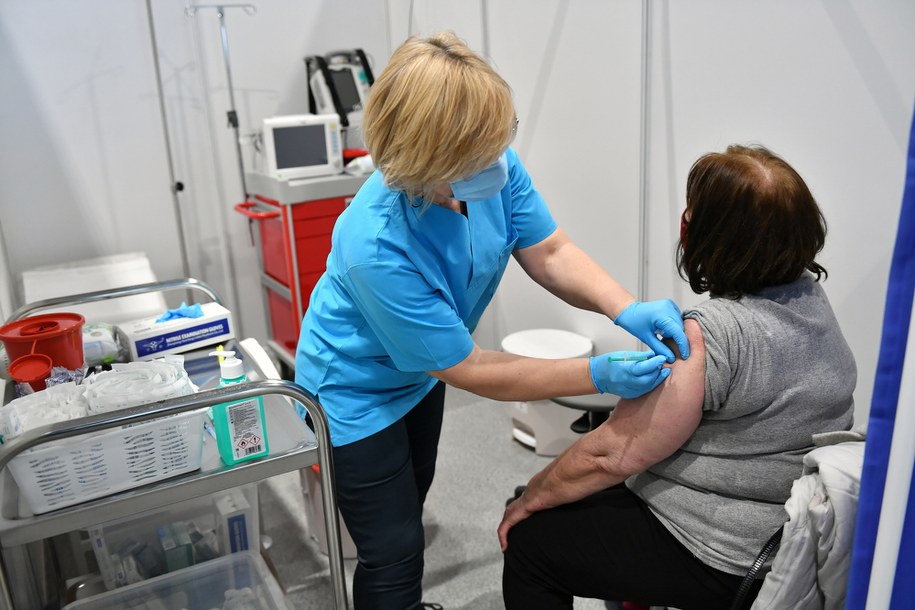 Szczepienie pacjentów w punkcie szczepień powszechnych otwartym w Centrum Sportowym Gdańskiego Uniwersytetu Medycznego / 	Adam Warżawa    /PAP