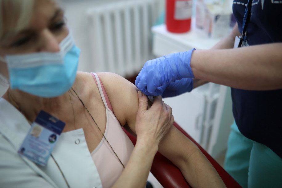 Szczepienie pracowników Centralnego Szpitala Klinicznego MSWiA przy ul. Wołoskiej w Warszawie / 	Leszek Szymański    /PAP