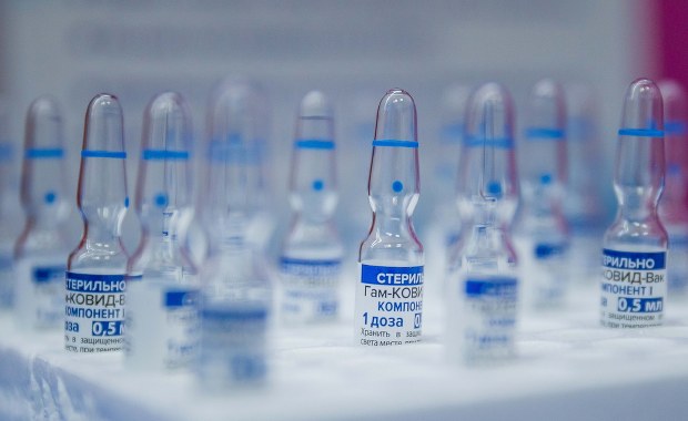 Szczepienie preparatem z Chin lub z Rosji? Większość Polaków mówi "nie"