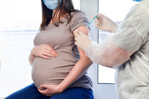 Szczepienie przeciw COVID-19 i przeciw grypie a ciąża i karmienie piersią. Co mówią eksperci? 