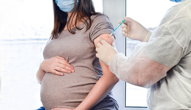Szczepienie przeciw COVID-19 i przeciw grypie a ciąża i karmienie piersią. Co mówią eksperci? 