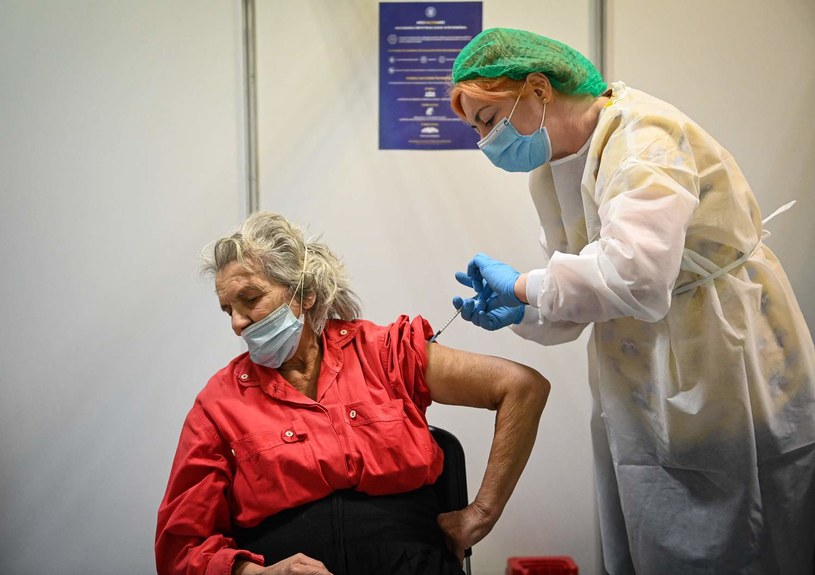 Szczepienie przeciw COVID-19 w Bukareszcie /DANIEL MIHAILESCU /AFP