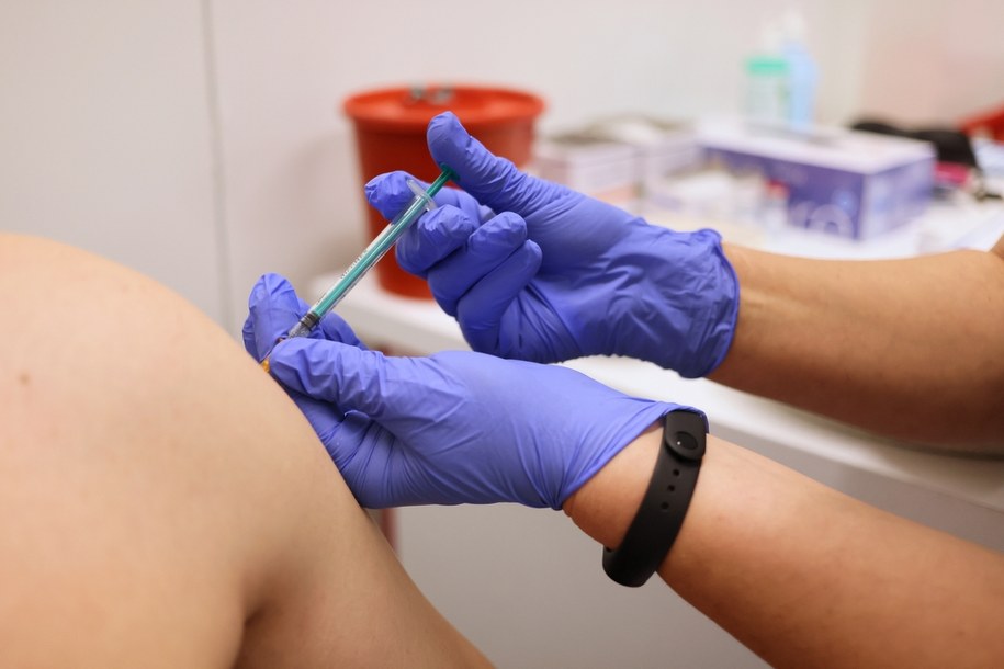 Szczepienie przeciw Covid-19 w szpitalu modułowym w Wojskowym Instytucie Medycznym w Warszawie / 	Leszek Szymański    /PAP