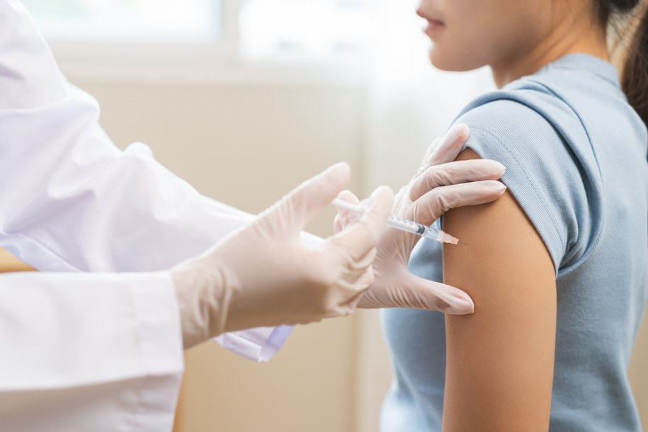 Szczepienie przeciw HPV jest najskuteczniejsze, jeśli nastąpi przed potencjalnym narażeniem, do którego dochodzi głównie drogą kontaktów seksualnych /Shutterstock