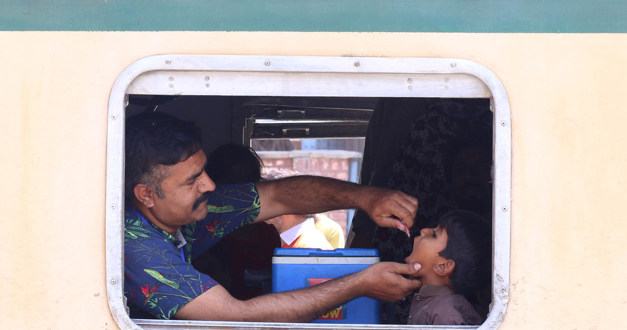 Szczepienie przeciw polio preparatem doustnym, 23 maja 2022 w Pakistanie. To jeden z niewielu krajów, gdzie zdarzają się jeszcze przypadki zakażeń /Rana Irfan Ali/Anadolu Agency /Getty Images