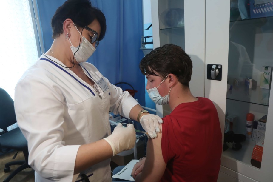 Szczepienie przeciwko Covid-19 /Roman Zawistowski /PAP