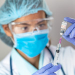​Szczepienie przeciwko grypie i COVID-19. Czy można przyjąć zastrzyki jednocześnie?