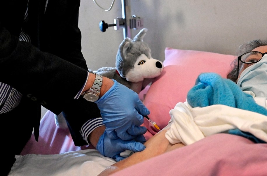 Szczepienie w domu pacjenta w Rzymie /RICCARDO ANTIMIANI /PAP/EPA