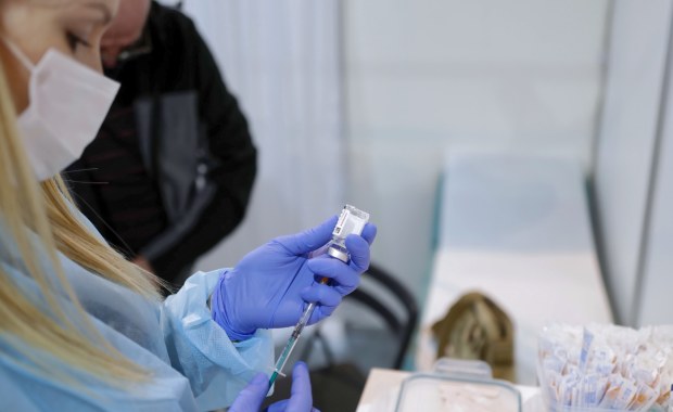 Szczepienie w firmie nie tylko dla 500 chętnych? Wiceminister nie wyklucza zmian
