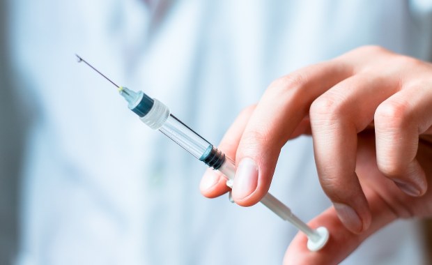 Szczepionek donosowych brak. Lekarze radzą szczepić czym innym