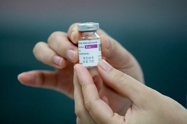 Szczepionka firmy AstraZeneca wzbudziła w ostatnim czasie wiele kontrowersji /LUONG THAI LINH /PAP/EPA