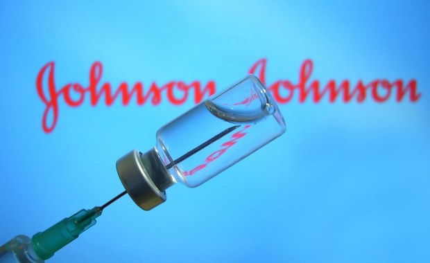 Szczepionka Johnson & Johnson zgłoszona do zatwierdzenia w UE. Nad już dopuszczonymi ma przewagę