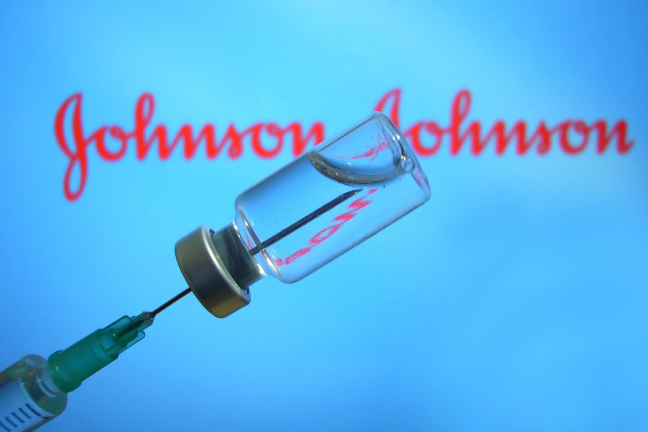 Szczepionka Johnson & Johnson zgłoszona do zatwierdzenia w UE. Nad już dopuszczonymi ma przewagę