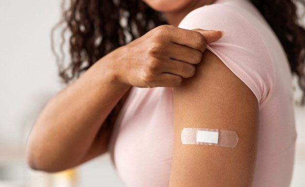 Szczepionka na Covid-19. Ważny raport zablokowany: Polityczne naciski?