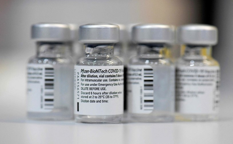Szczepionka opracowana wraz z niemiecką firmą BioNTech jest powszechnie stosowana na całym świecie /AFP