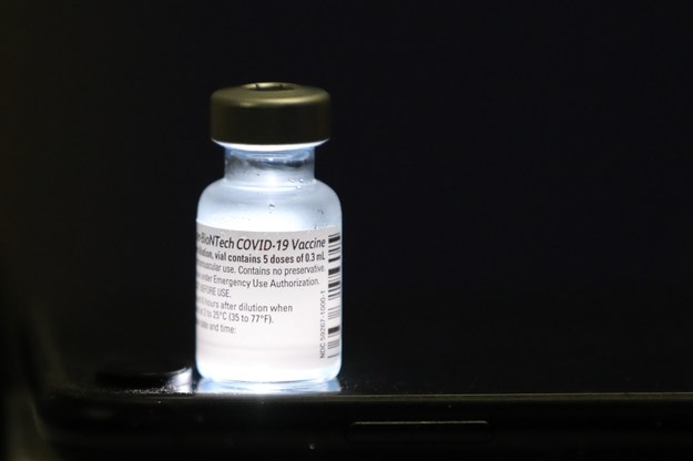 Szczepionka Pfizer-BioNTech przeciwko Covid-19 - Comirnaty - została zatwierdzona przed Europejską Agencję Leków /ABIR SULTAN /PAP/EPA