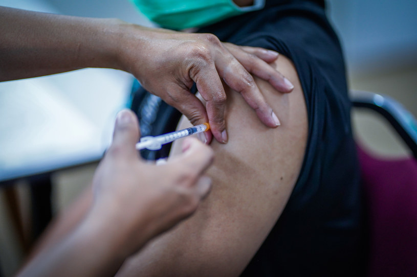 Szczepionka Pfizer-BioNTech skuteczna przeciwko brazylijskiemu wariantowi koronawirusa /Afif Abd Halim/NurPhoto  /Getty Images