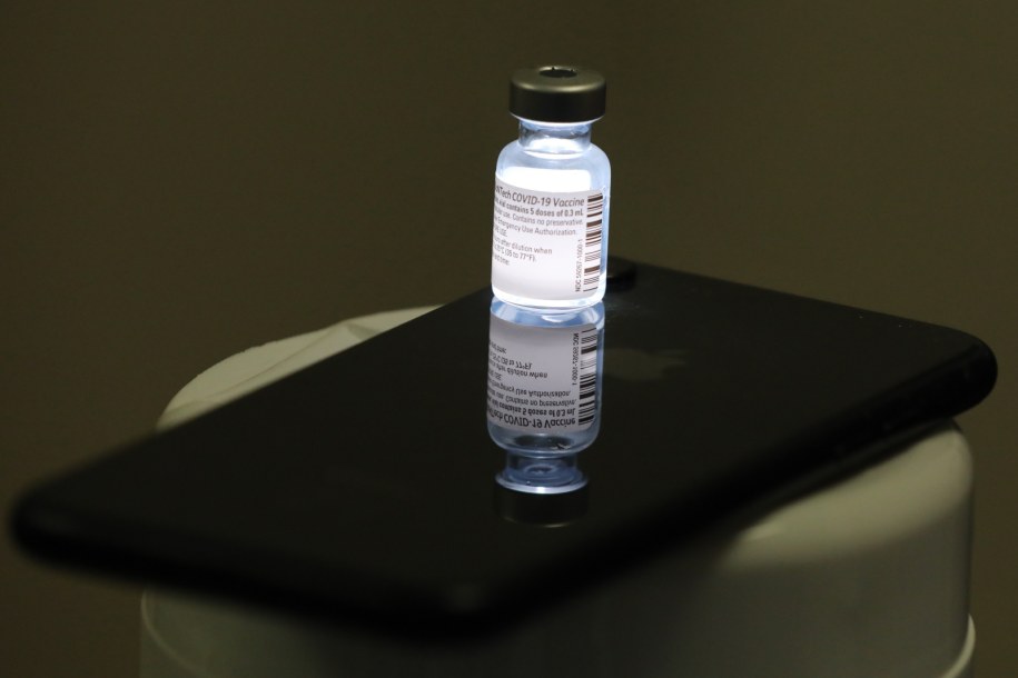 Szczepionka Pfizer-BioNTech /ABIR SULTAN /PAP/EPA