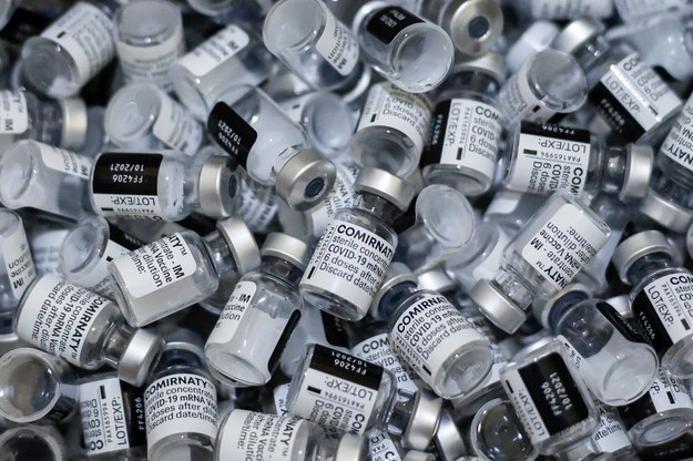 Szczepionka przeciw Covid-19 produkcji Pfizer-BioNTech. /Mast Irham /PAP/EPA