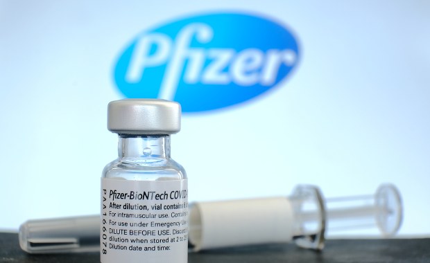 Szczepionka skuteczna przeciwko Omikronowi. Pfizer mówi o jednym warunku