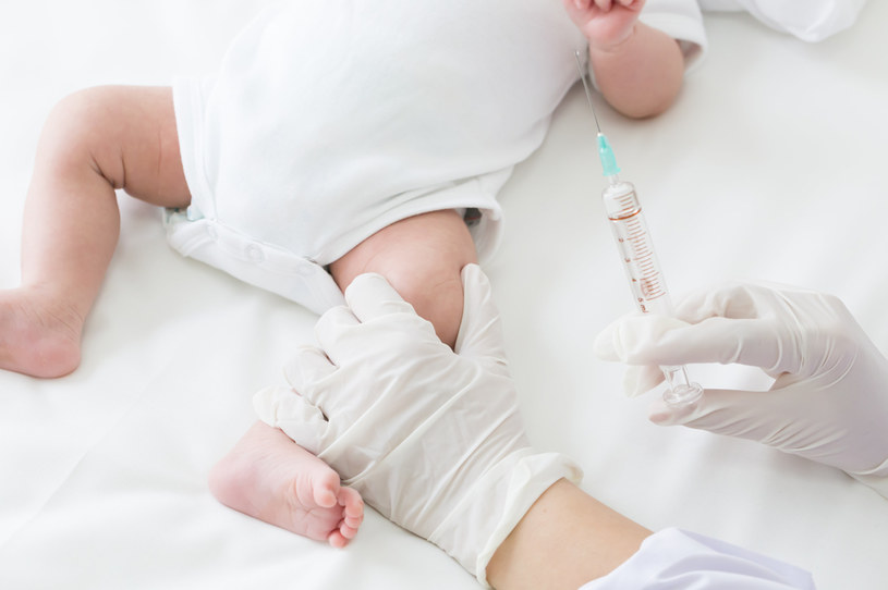 Szczepionkę przeciwko błonicy, tężcowi i krztuścowi niemowlę otrzymuje w drugim miesiącu życia /123RF/PICSEL