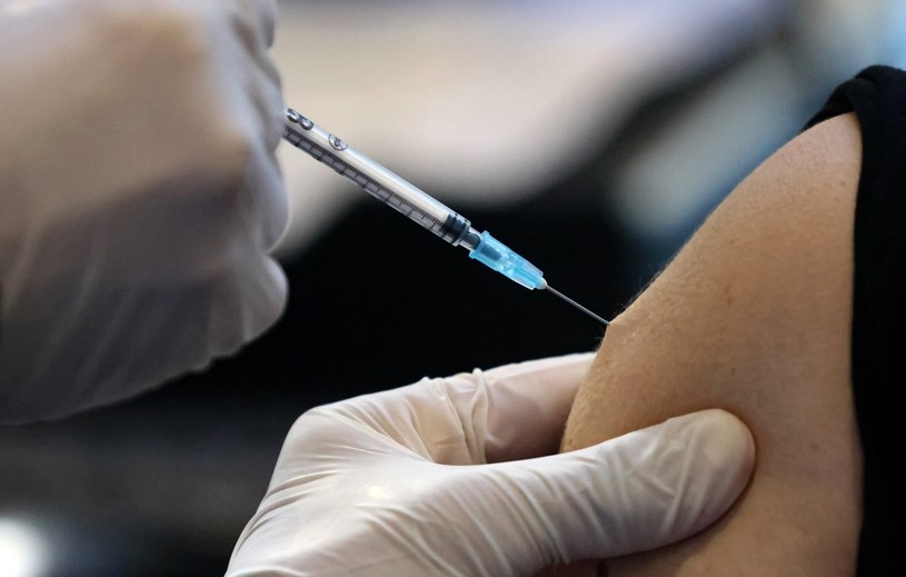 Szczepionki Pfizera i Moderny wymierzone są przeciwko Omikronowi; zdj. ilustracyjne /Emmanuel Dunand/AFP /AFP
