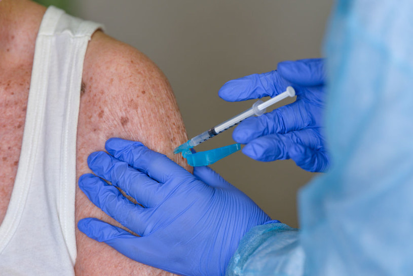 Szczepionki przeciw COVID-19 chronią również przed ciężkim przebiegiem zakażenia /Diego Puletto/SOPA Images/LightRocket  /Getty Images
