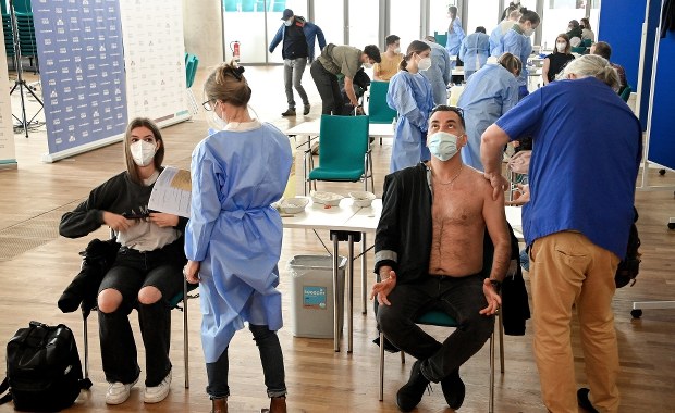 Szczepionki przeciw Covid-19 płatne? Odpowiedź rzecznika resortu zdrowia