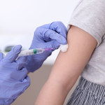 Szczepionki przeciwko COVID-19 i fałszywe paszporty szczepionkowe sprzedawane w Darknecie