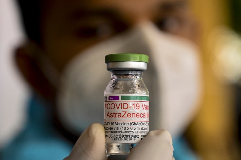 Szczepionki to tylko jedna linia obrony przed COVID-19 - druga to leki /AFP