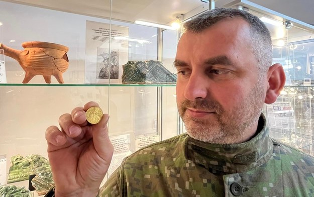 Szczerozłotą monetę na polu odnalazł pan Daniel /Muzeum Historii Ziemi Kamieńskiej /