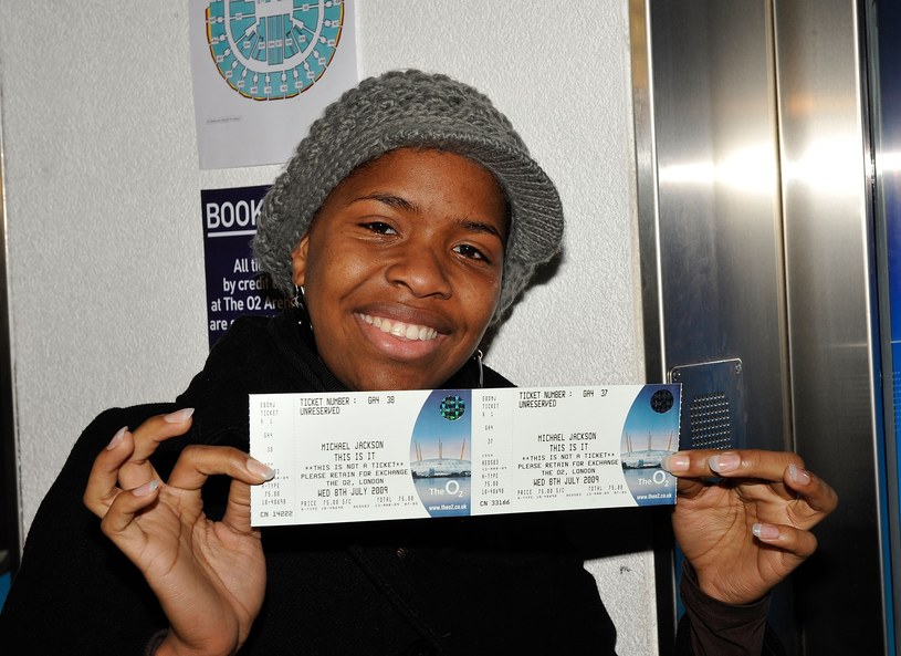 Szczęśliwa fanka z biletem na koncert Michaela Jacksona /Simon James/WireImage /Getty Images