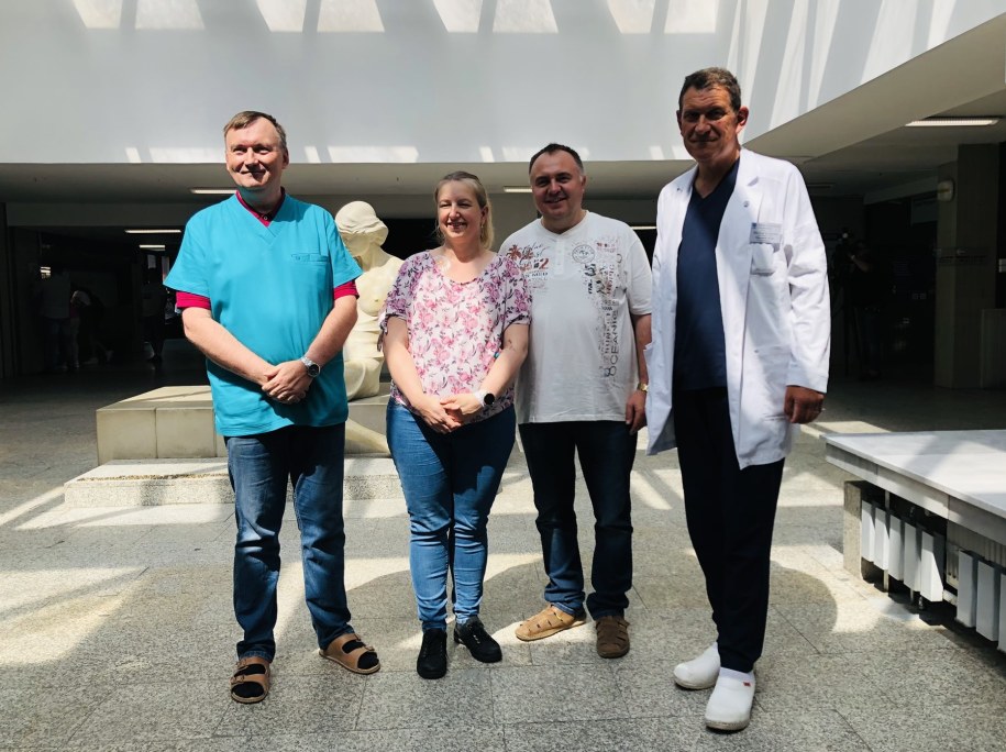 Szczęśliwi rodzice państwo Dyla razem z nefrologiem - Sławomirem Chrulem i prof. Michałem Krekorą (po prawej) /Agnieszka Wyderka /RMF FM